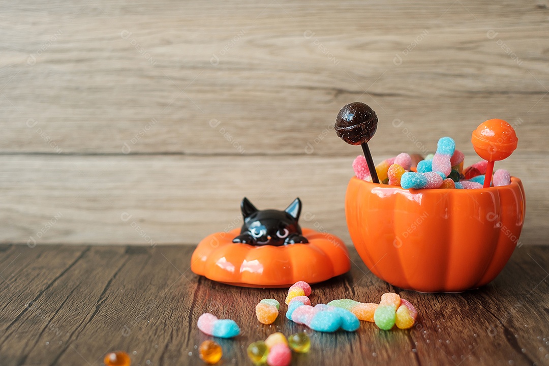 Feliz dia de Halloween com doces fantasmas, tigela de abóbora, lanterna Jack O e decorativo (foco seletivo). Truque ou Ameaça, Olá outubro, outono outono, festivo, festa e conceito de férias