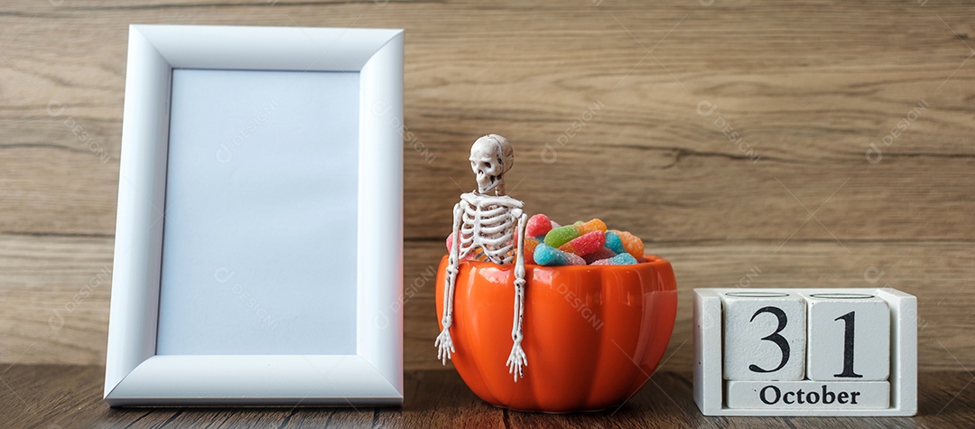Tigela de abóbora de doces, calendário de 31 de outubro e moldura com espaço de cópia de texto. Feliz dia de Halloween, Olá outubro, outono outono, festivo, festa e conceito de férias
