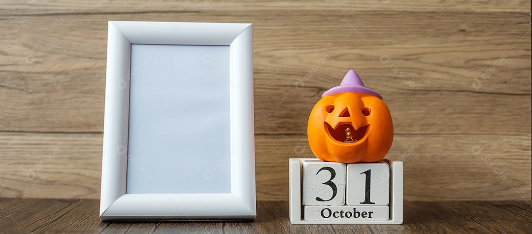 Abóbora laranja, calendário de 31 de outubro e quadro com espaço de cópia para texto. Feliz dia de Halloween, Olá outubro, outono outono, festivo, festa e conceito de férias