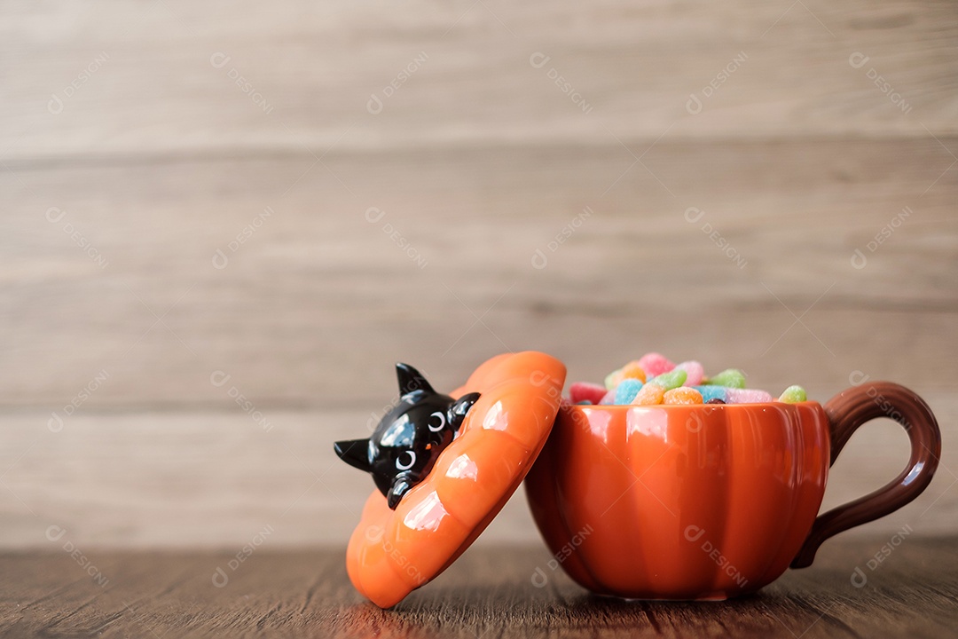 Feliz dia de Halloween com tigela de abóbora de doces e decorativos. Truque ou Ameaça, Olá outubro, outono outono, festivo, festa e conceito de férias