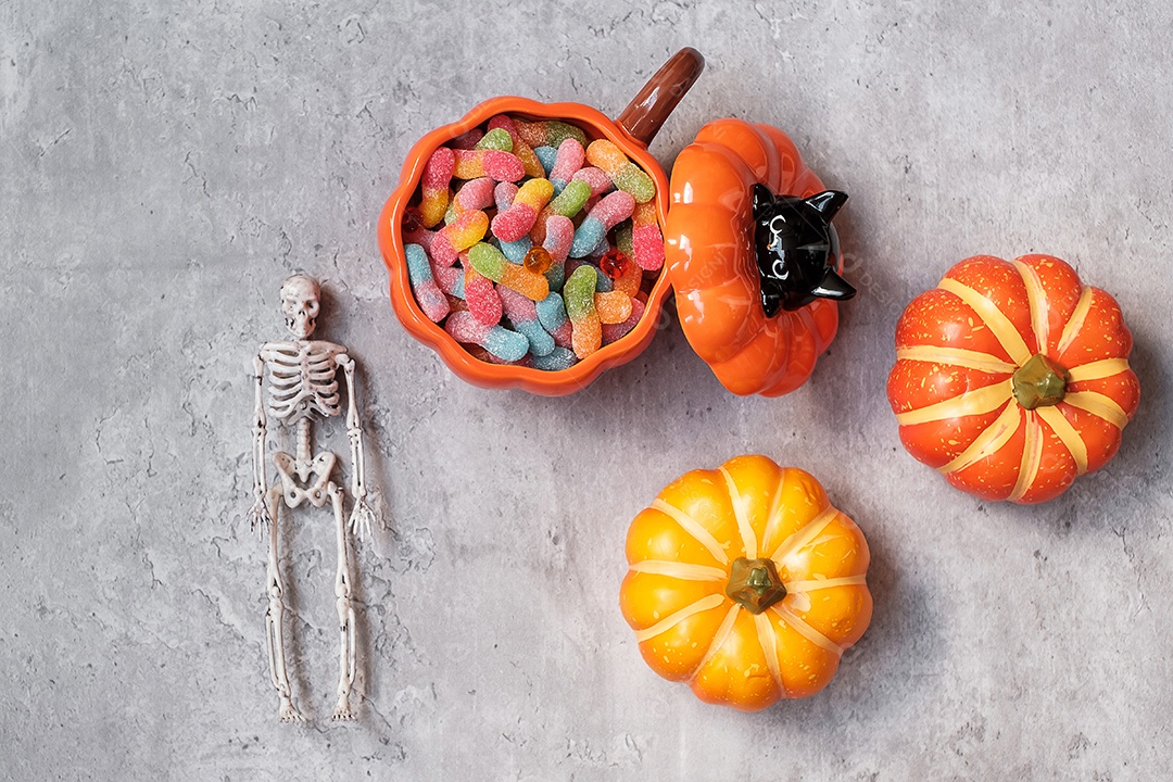 Feliz dia de Halloween com doces fantasmas, abóbora, tigela e decorativo. Truque ou Ameaça, Olá outubro, outono outono, festivo, festa e conceito de férias