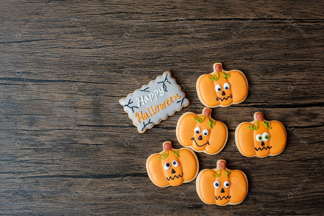 Feliz dia de Halloween com biscoitos engraçados em fundo de mesa de madeira. Truque ou Ameaça, Olá outubro, outono outono, festivo, festa e conceito de férias