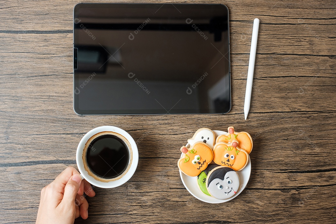 Feliz dia de Halloween com Cookie, café e tablet. compras on-line, Olá outubro, outono outono, festivo, festa e conceito de férias