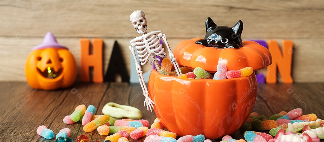 Feliz dia de Halloween com doces fantasmas, tigela de abóbora, lanterna Jack O e decorativo (foco seletivo). Truque ou Ameaça, Olá outubro, outono outono, festivo, festa e conceito de férias