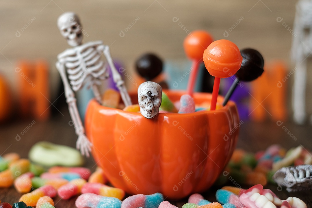 Feliz dia de Halloween com doces fantasmas, tigela de abóbora, lanterna Jack O e decorativo (foco seletivo). Truque ou Ameaça, Olá outubro, outono outono, festivo, festa e conceito de férias