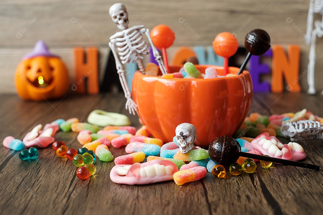 Feliz dia de Halloween com doces fantasmas, tigela de abóbora, lanterna Jack O e decorativo (foco seletivo). Truque ou Ameaça, Olá outubro, outono outono, festivo, festa e conceito de férias