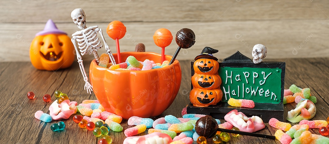 Feliz dia de Halloween com doces fantasmas, tigela de abóbora, lanterna Jack O e decorativo (foco seletivo). Truque ou Ameaça, Olá outubro, outono outono, festivo, festa e conceito de férias