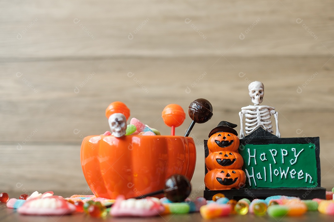 Feliz dia de Halloween com doces fantasmas, tigela de abóbora, lanterna Jack O e decorativo (foco seletivo). Truque ou Ameaça, Olá outubro, outono outono, festivo, festa e conceito de férias