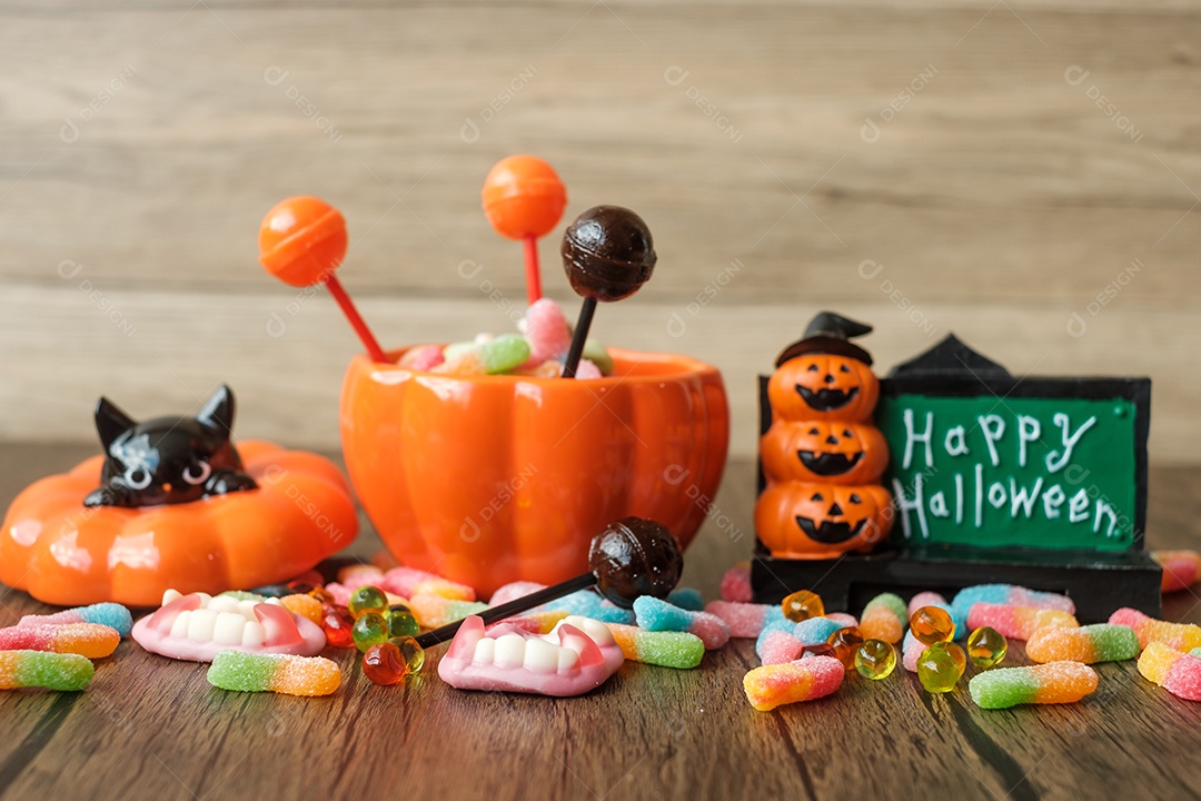 Feliz dia de Halloween com doces fantasmas, tigela de abóbora, lanterna Jack O e decorativo (foco seletivo). Truque ou Ameaça, Olá outubro, outono outono, festivo, festa e conceito de férias