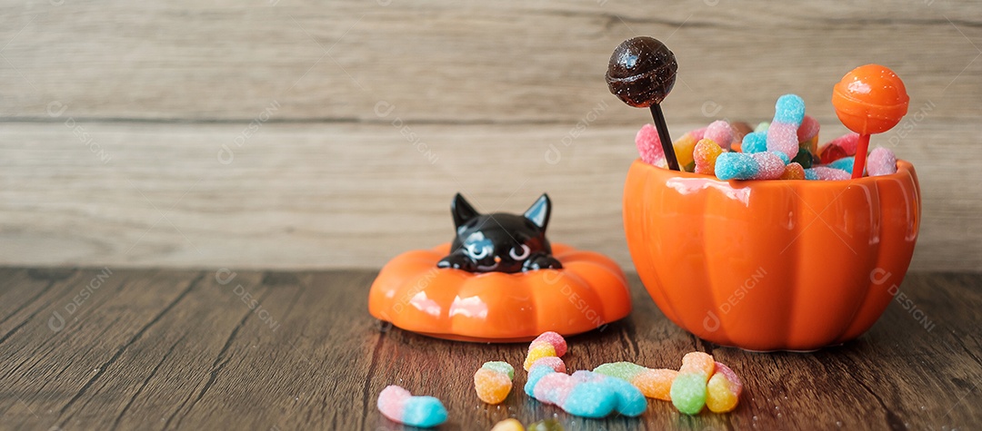 Feliz dia de Halloween com doces fantasmas, tigela de abóbora, lanterna Jack O e decorativo (foco seletivo). Truque ou Ameaça, Olá outubro, outono outono, festivo, festa e conceito de férias