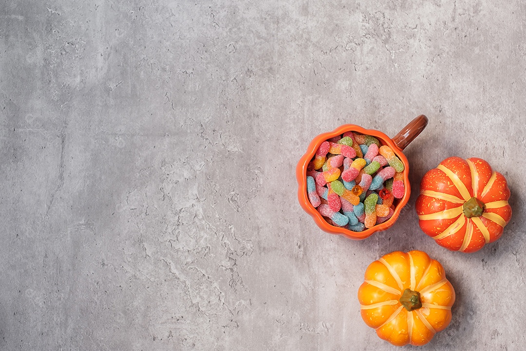 Feliz dia de Halloween com doces fantasmas, abóbora, tigela e decorativo. Truque ou Ameaça, Olá outubro, outono outono, festivo, festa e conceito de férias