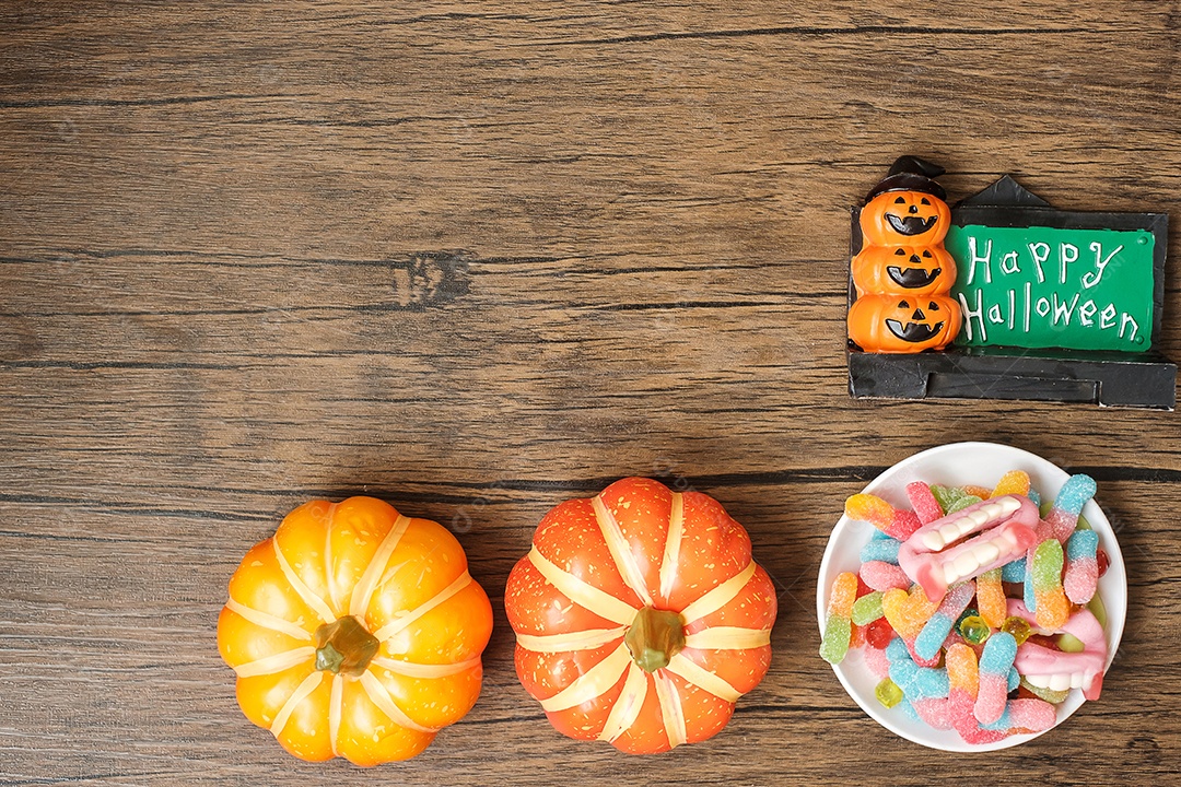 Feliz dia de Halloween com doces fantasmas, abóbora, tigela e decorativo. Truque ou Ameaça, Olá outubro, outono outono, festivo, festa e conceito de férias