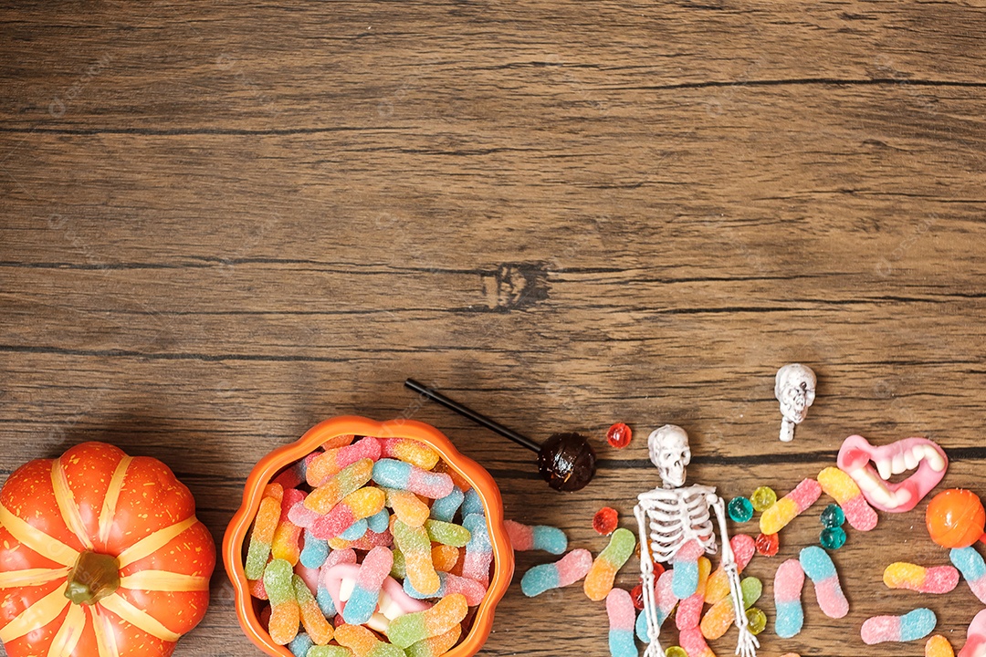 Feliz dia de Halloween com doces fantasmas, abóbora, tigela e decorativo. Truque ou Ameaça, Olá outubro, outono outono, festivo, festa e conceito de férias