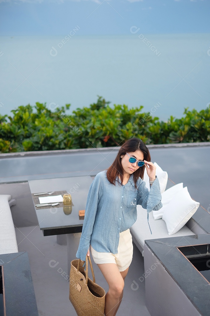 Mulher feliz no vestido azul e óculos de sol. Liberdade, relaxamento, férias de férias e conceito de viagens de verão