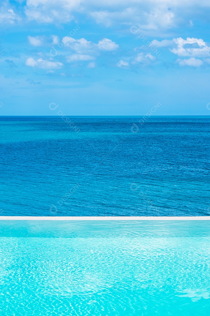 Piscina infinita no hotel de luxo contra o mar, resort tropical. Relaxante, verão, viagens, férias, férias e conceito de fim de semana
