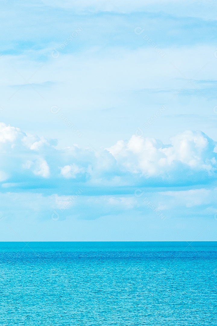 Belo oceano e fundo de céu azul. Relaxante, verão.