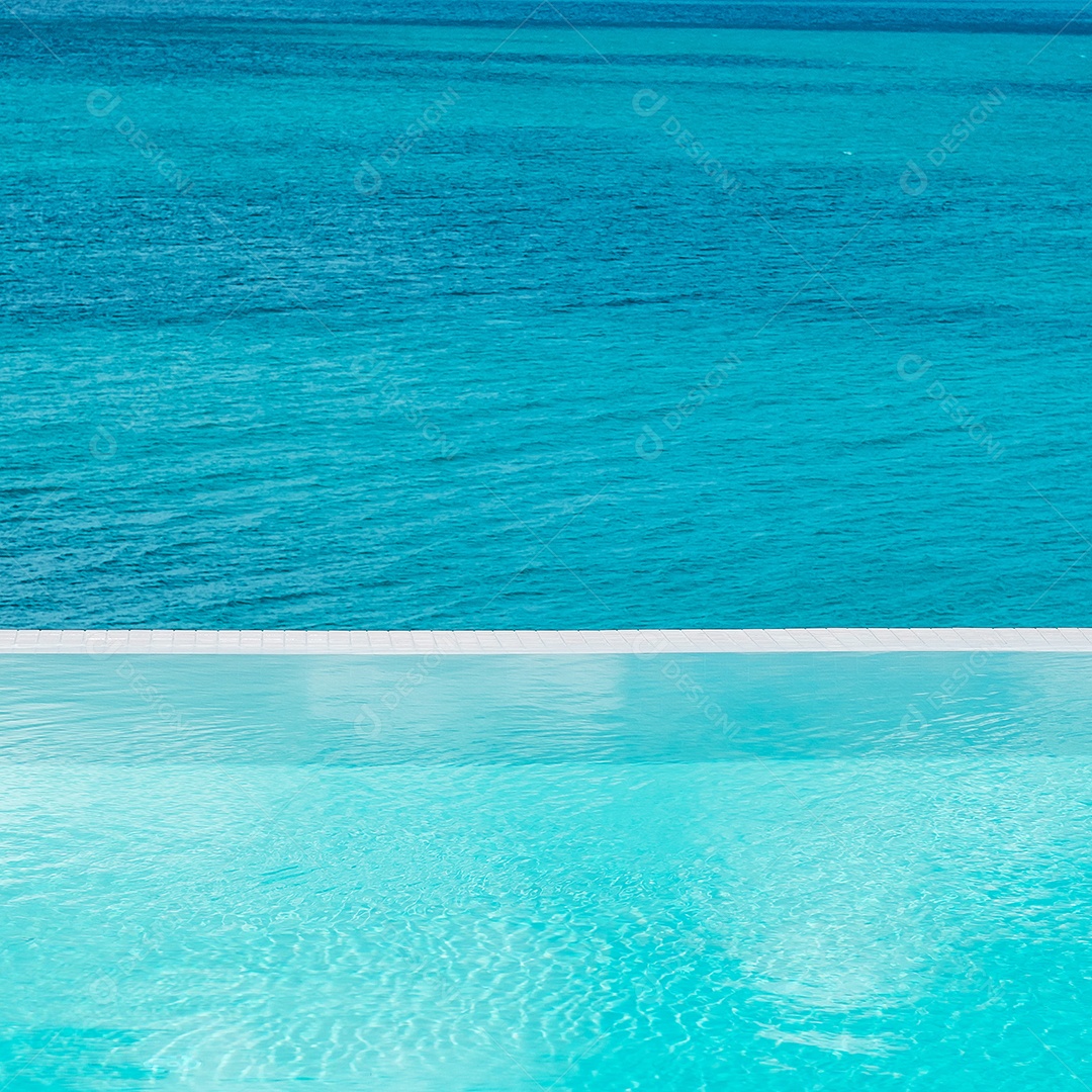 Belo oceano e fundo de céu azul. Relaxante, verão.