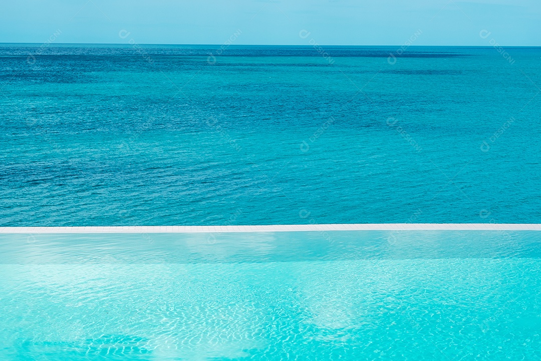 Piscina infinita no hotel de luxo contra o mar, reso tropical.