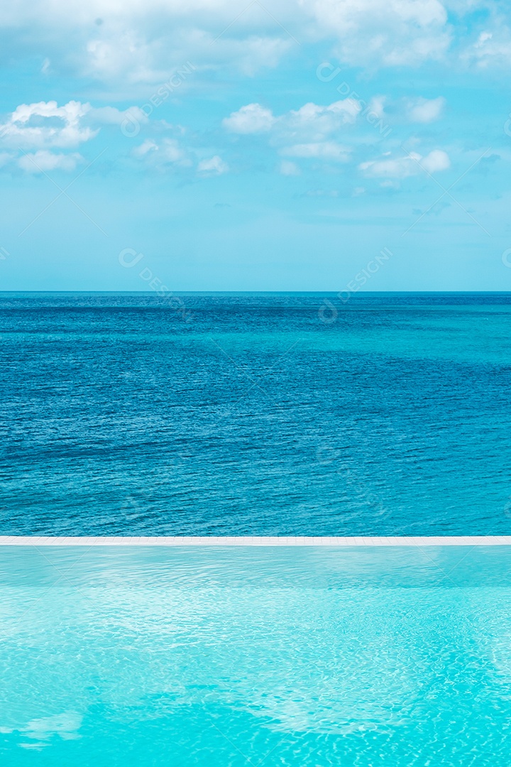 Piscina infinita no hotel de luxo contra o mar, reso tropical.