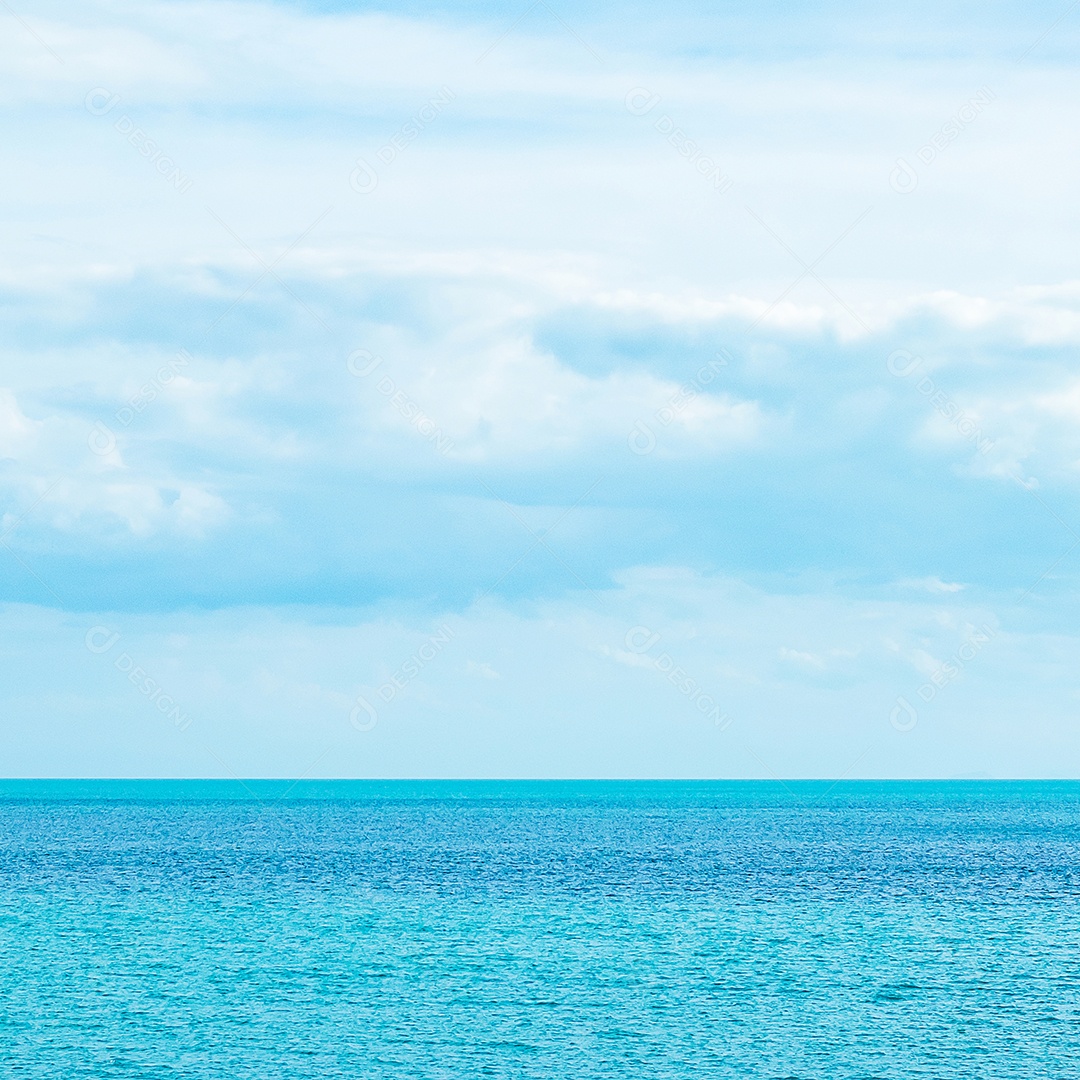 Belo oceano e fundo de céu azul. Conceito de relaxamento, verão, viagens, férias e férias