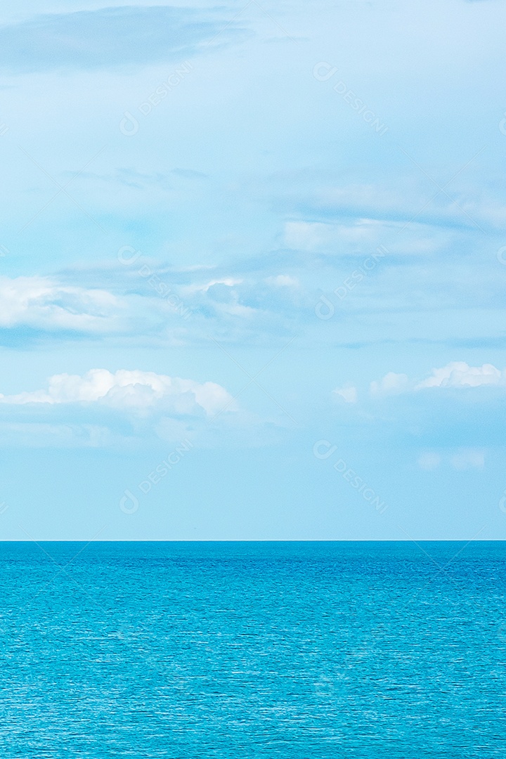 Belo oceano e fundo de céu azul. Relaxante, verão.