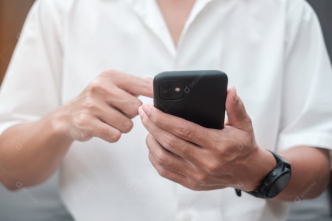 Homem usando smartphone para mídia social, mensagem de texto masculino jovem