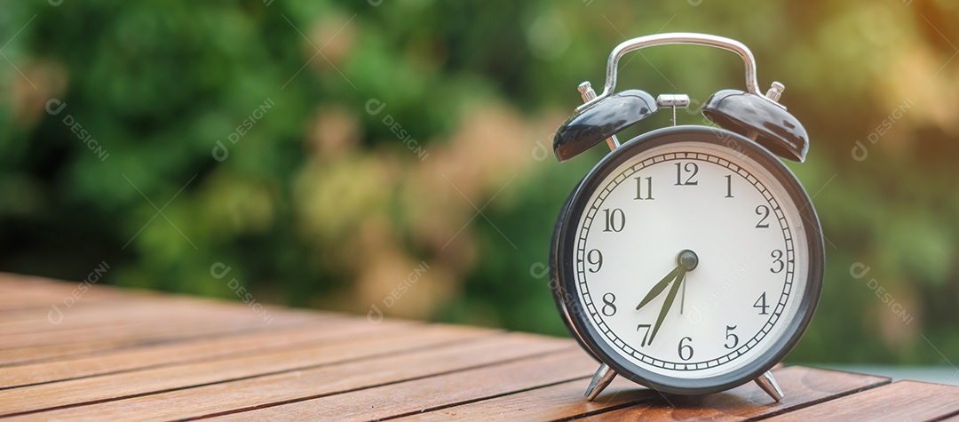 Despertador vintage na mesa de madeira e copie o espaço para texto.