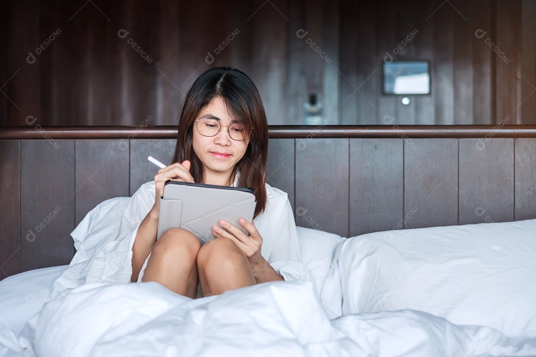 Mulher feliz usando tablet para mídia social, jovem mulher assistindo