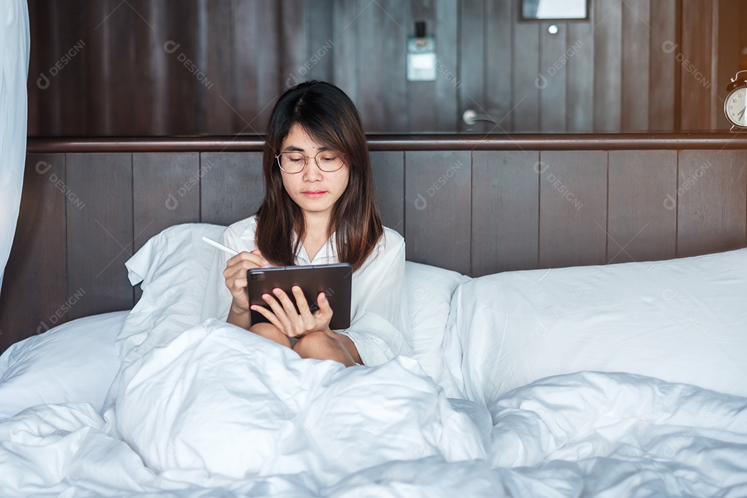 Mulher feliz usando tablet para mídia social, jovem mulher assistindo.