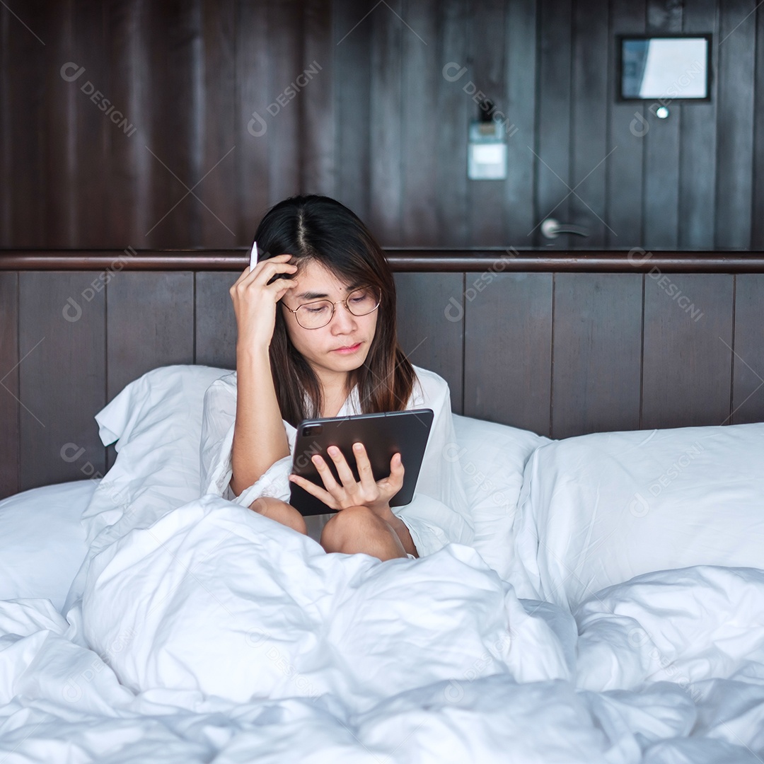 Mulher feliz usando tablet para mídia social, jovem mulher assistindo.