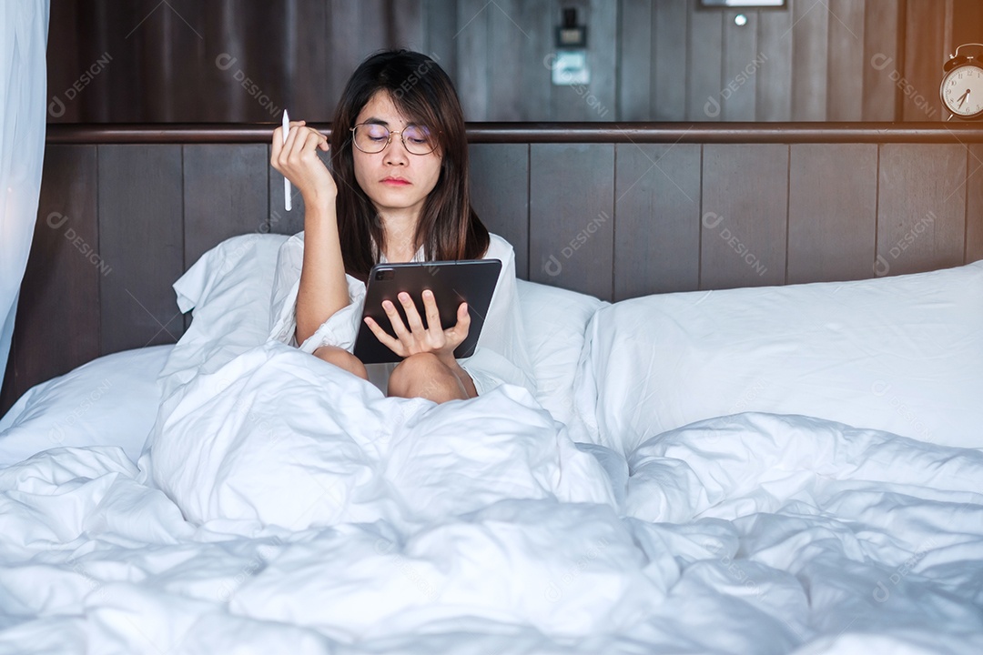 Mulher feliz usando tablet para mídia social, jovem mulher assistindo.