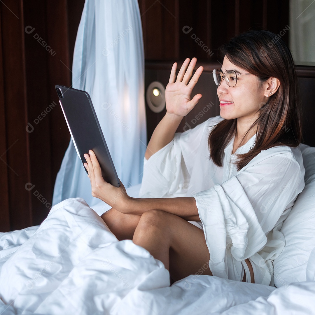 Mulher feliz usando tablet para videochamada, reunião feminina online