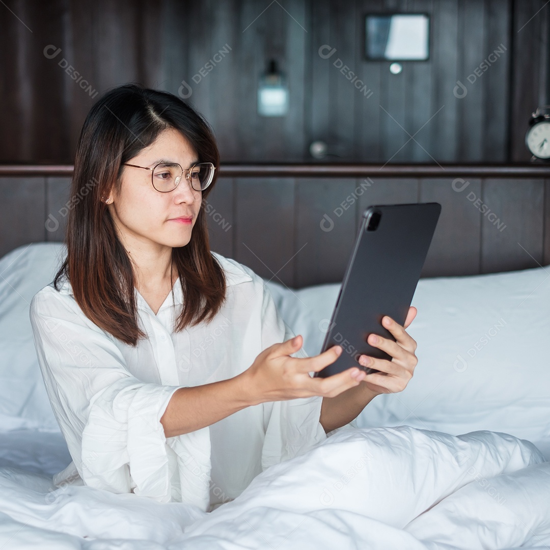 Mulher feliz usando tablet para videochamada, reunião feminina online