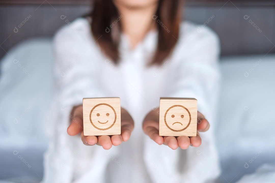 Mulher segurando o sorriso e o bloco de rosto de emoção com raiva. O cliente escolhe.