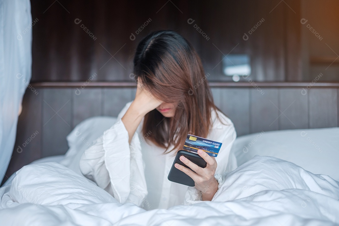 Mulher estressada durante o uso de smartphone e cartão de crédito para online