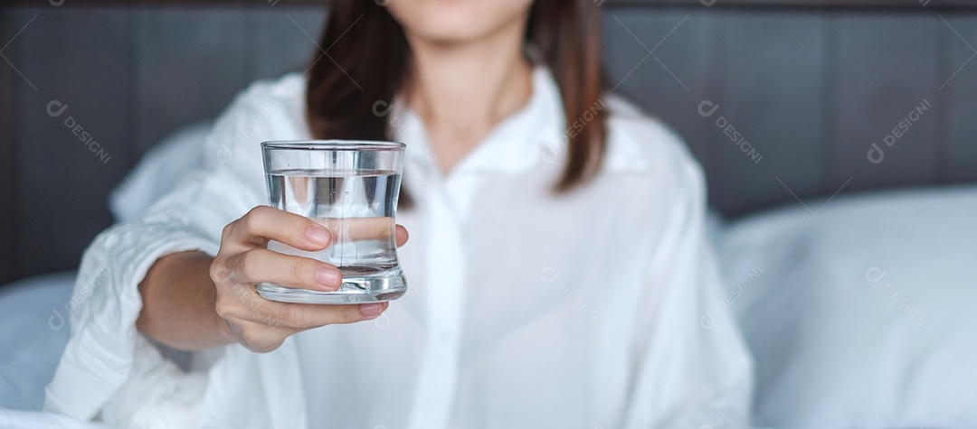 Mulher feliz segurando o copo de água, fêmea bebendo água pura.