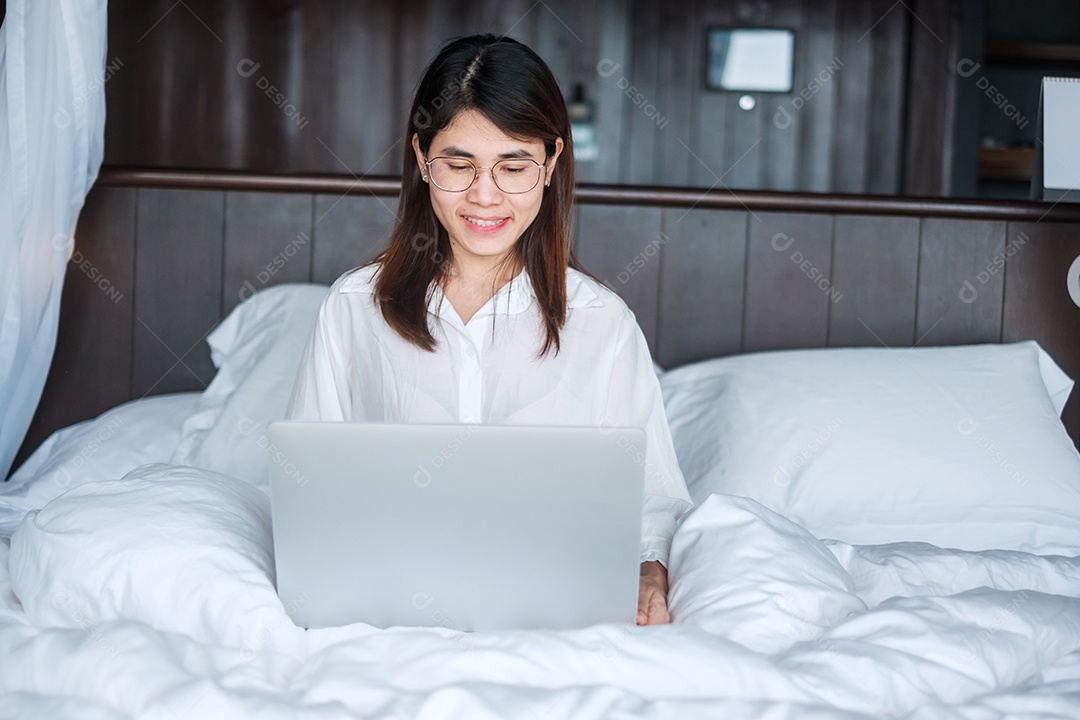 Mulher feliz usando laptop para trabalho, reunião feminina online.