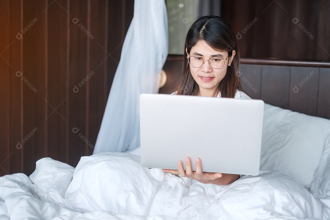 Mulher feliz usando laptop para trabalho, reunião feminina online.