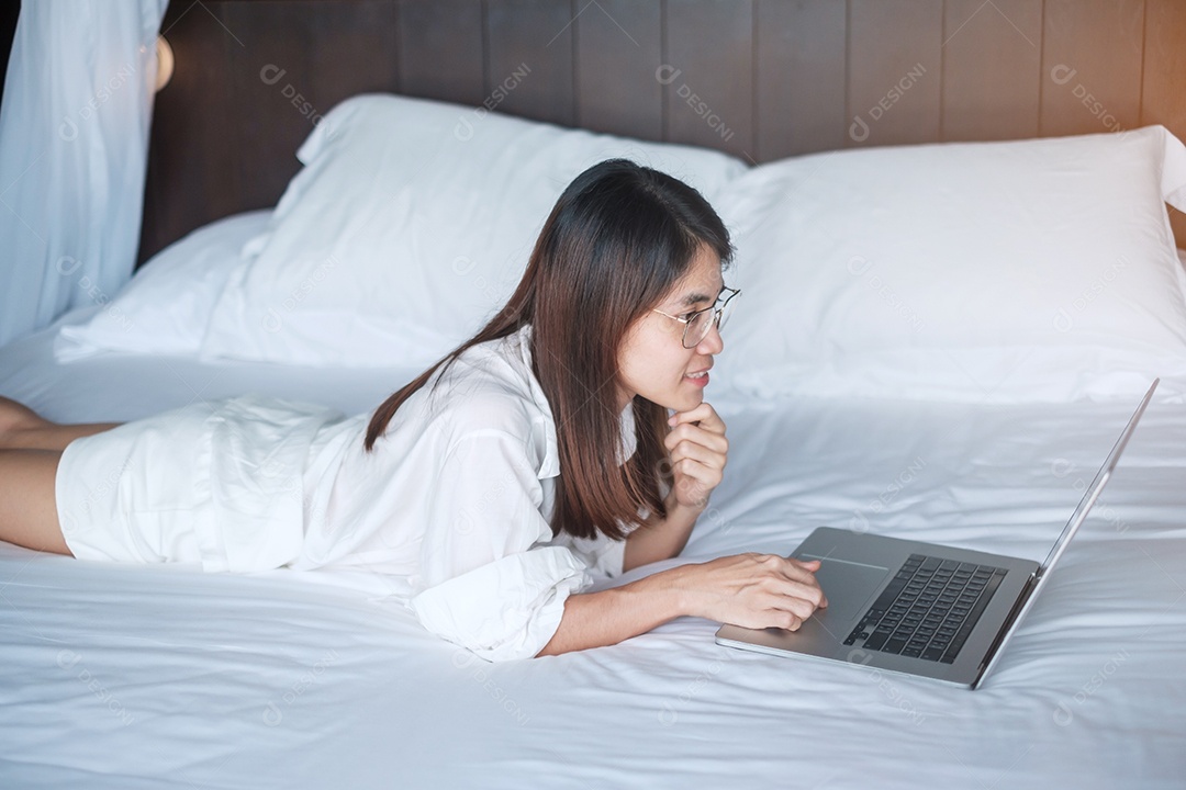 Mulher feliz usando laptop para trabalho, reunião feminina online.