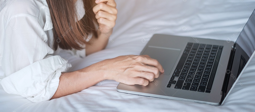 Mulher feliz usando laptop para trabalho, reunião feminina online.