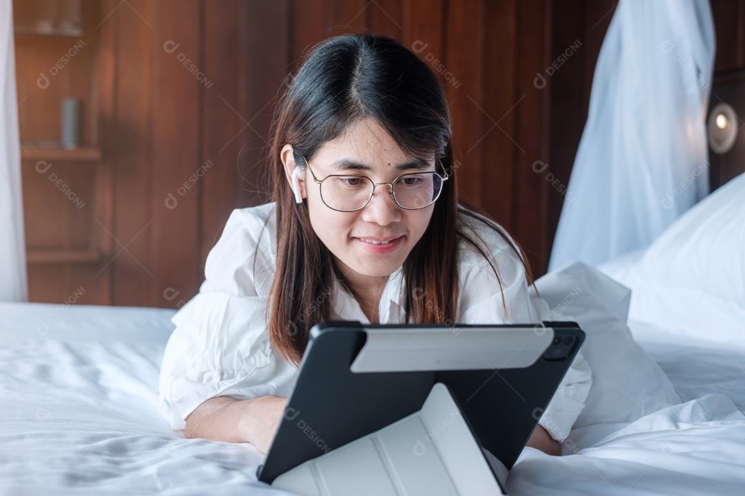 Mulher feliz usando tablet para mídia social, jovem mulher assistindo.