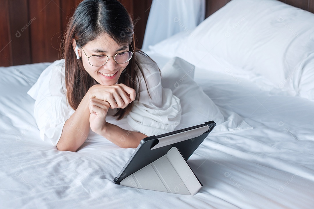 Mulher feliz usando tablet para mídia social, jovem mulher assistindo.