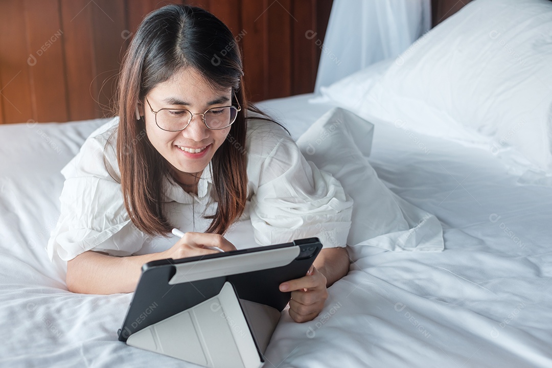 Mulher feliz usando tablet para mídia social, jovem mulher assistindo.