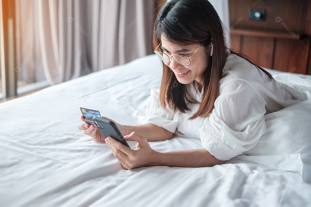 Mulher usando smartphone para mídia social, jovem mulher assistindo.