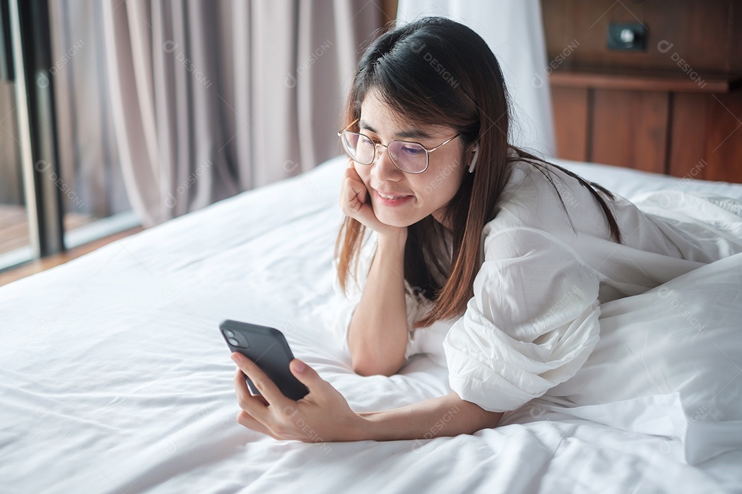 Mulher usando smartphone para mídia social, jovem mulher assistindo.