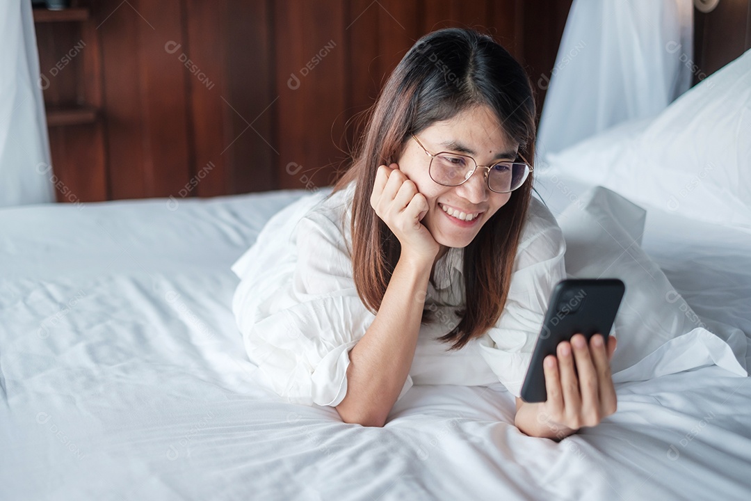 Mulher usando smartphone para mídia social, jovem mulher assistindo.