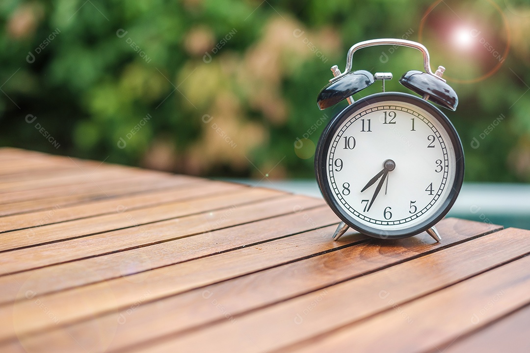 Despertador vintage na mesa de madeira e copie o espaço para texto.