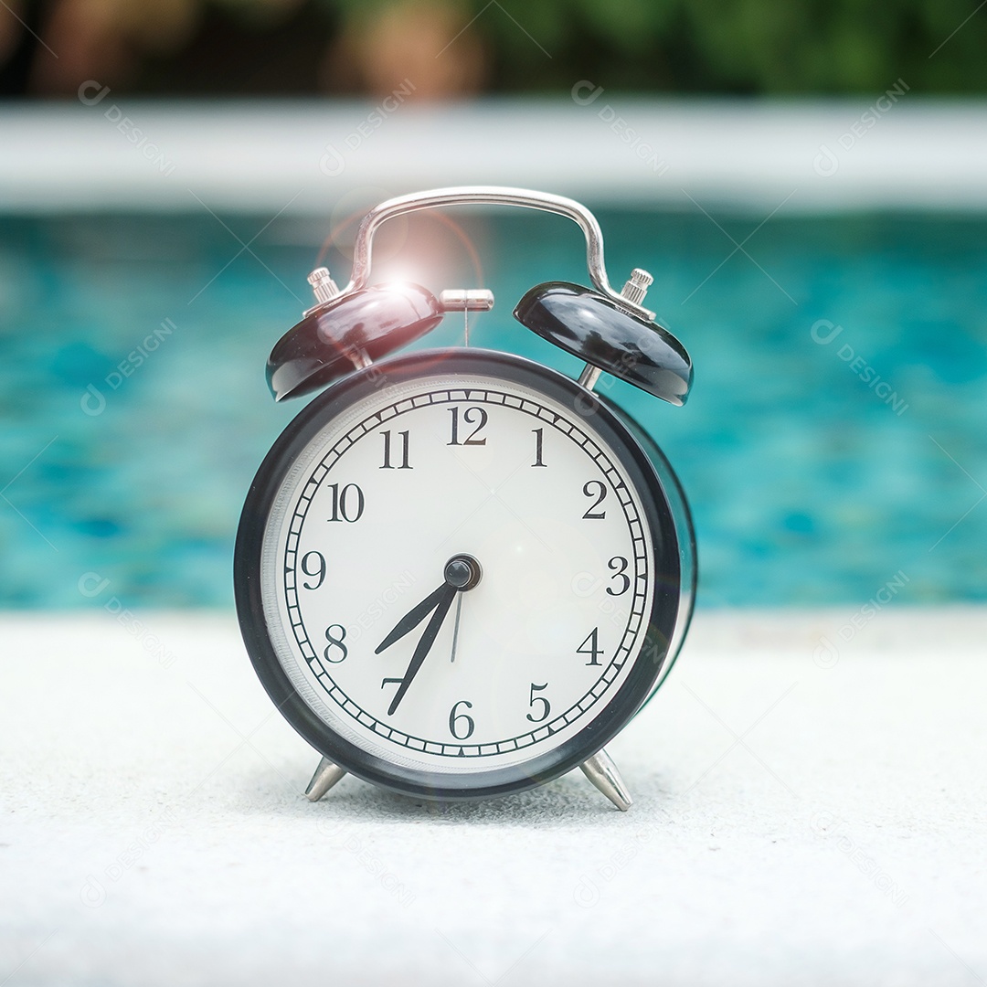 Despertador vintage na mesa de madeira e copie o espaço para texto.