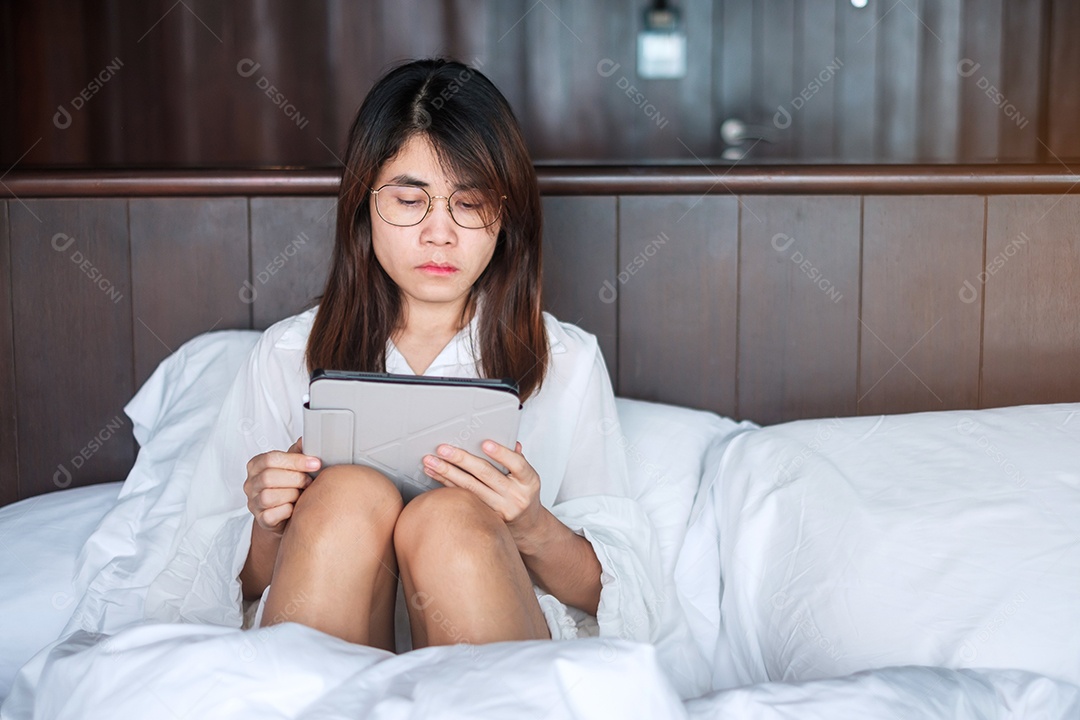 Mulher feliz usando tablet para mídia social, jovem mulher assistindo.