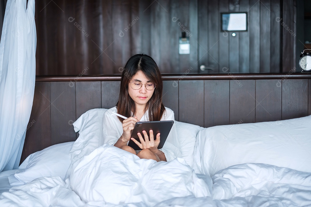 Mulher feliz usando tablet para mídia social, jovem mulher assistindo.